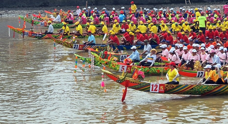 Lễ hội đua Ghe Ngo – Nhịp Chèo Văn Hóa Trên Sông Nước Tây Nam Bộ