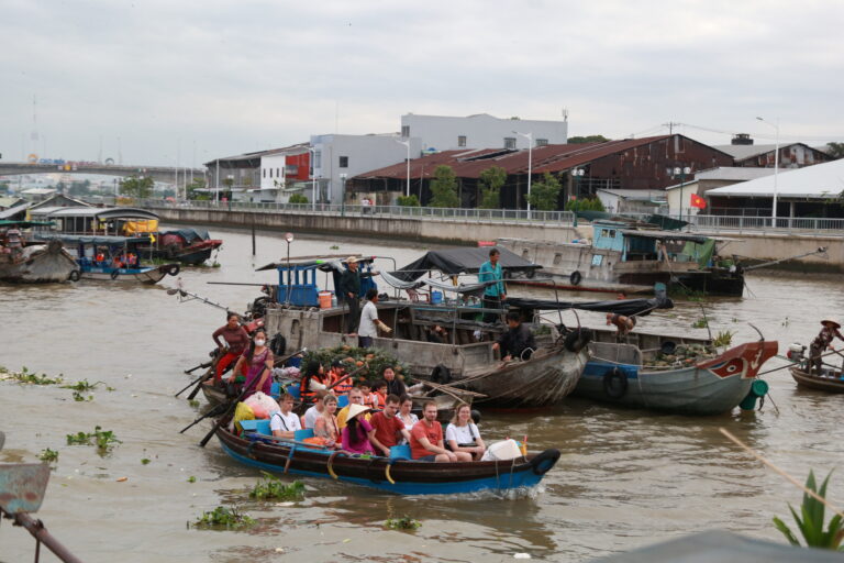 DU LỊCH CẦN THƠ TỰ TÚC HAY THEO TOUR? LỰA CHỌN NÀO SẼ PHÙ HỢP VỚI BẠN [2025]