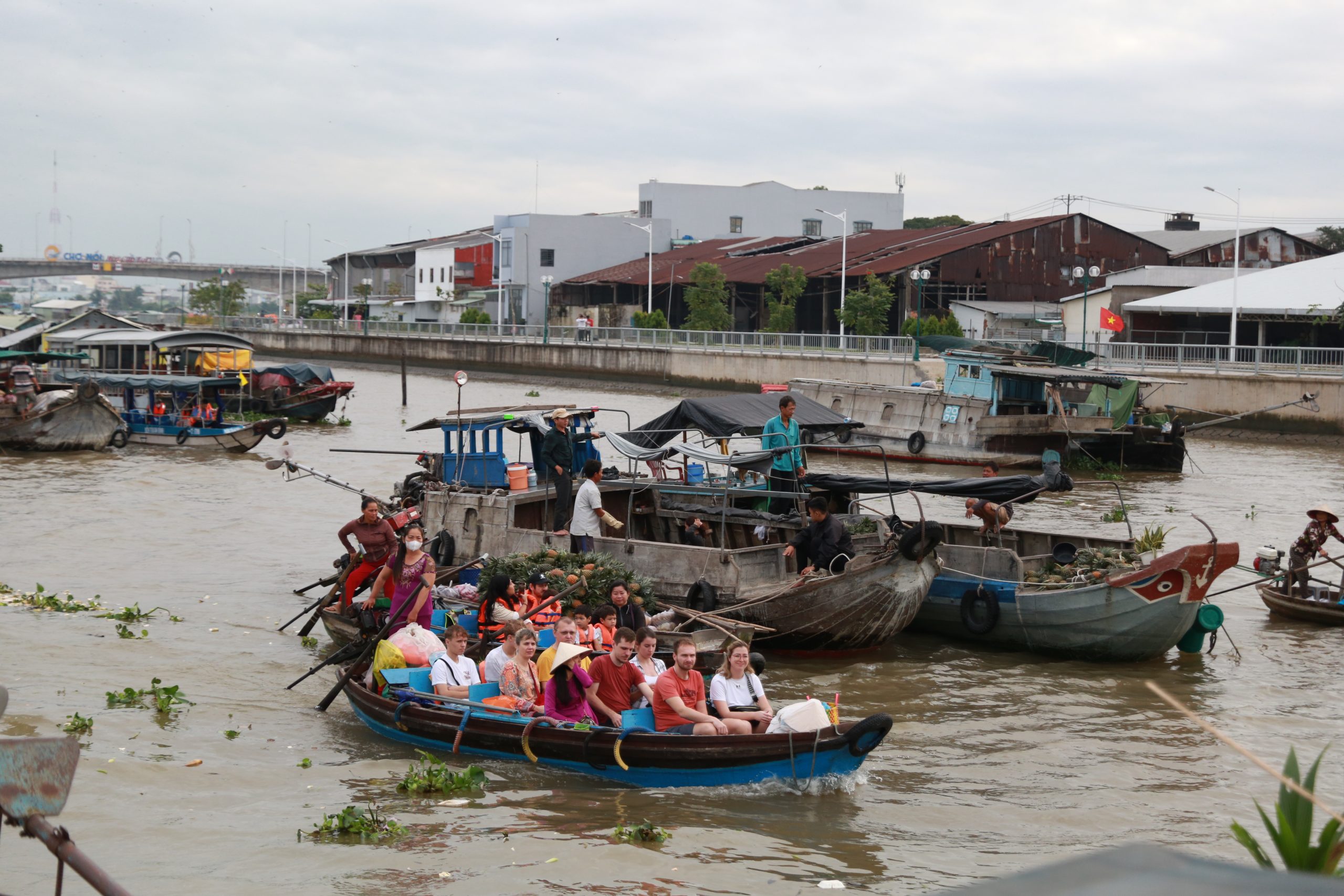 DU LỊCH CẦN THƠ TỰ TÚC HAY THEO TOUR? LỰA CHỌN NÀO SẼ PHÙ HỢP VỚI BẠN [2025]
